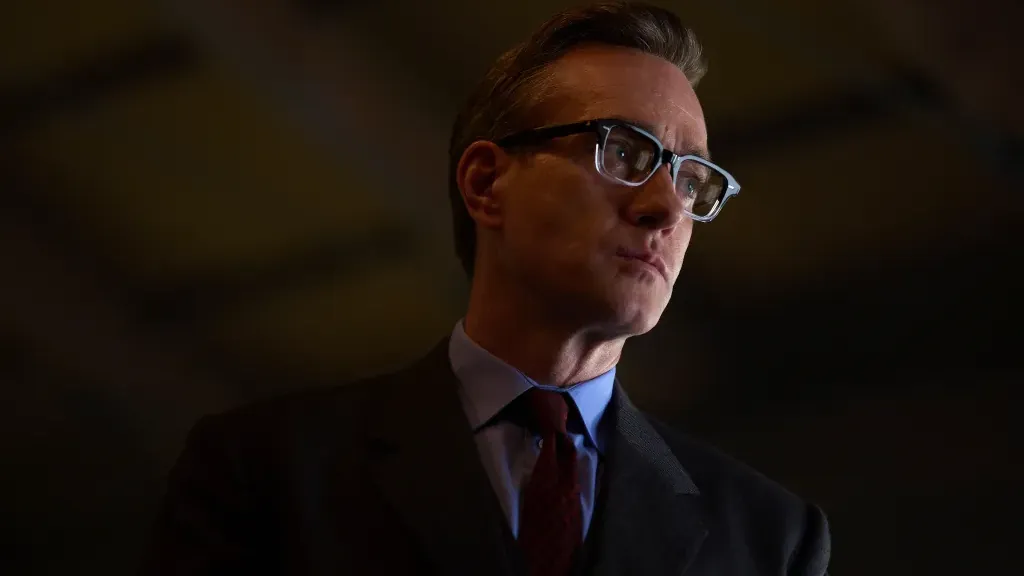 Мэттью Макфадьен в образе Джорджа Смайли из сериала «Legacy of Spies»