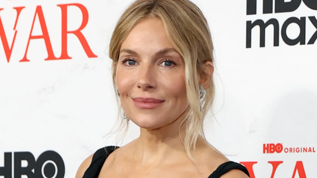 Сиенна Миллер рассказала о съемках в сериале «Война» и отношении к критике