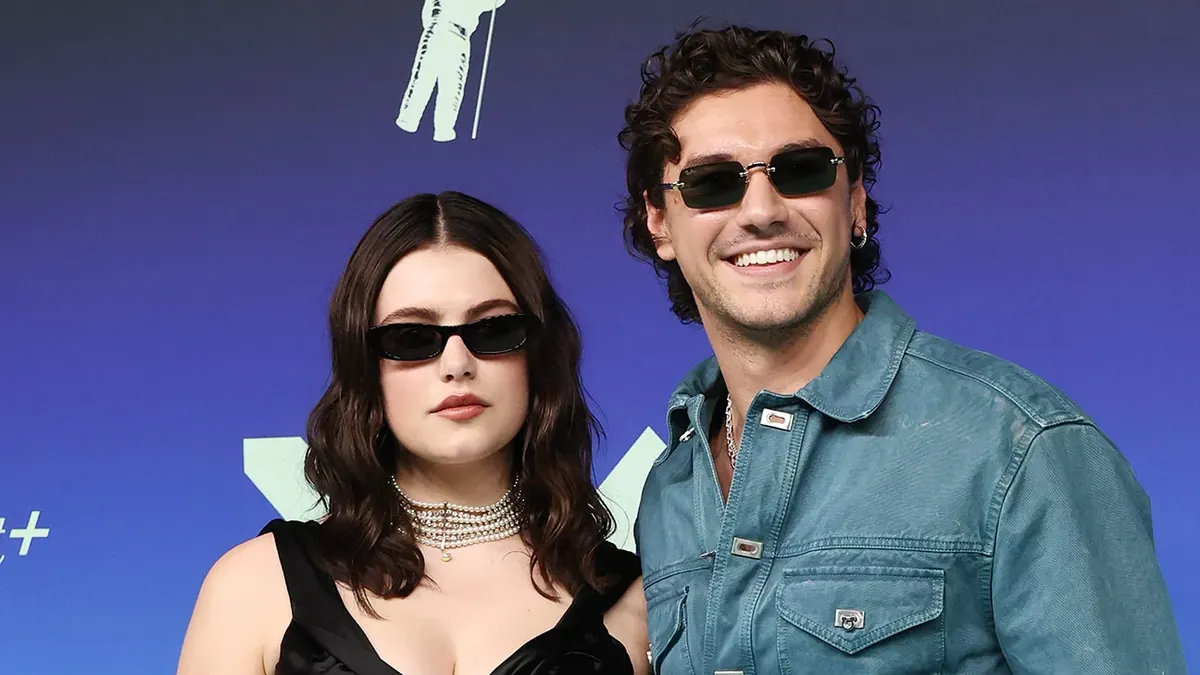 Звезды сериала «Вне кампуса» Элла Брайт и Белмонт Камели выступили на MTV VMA 2026